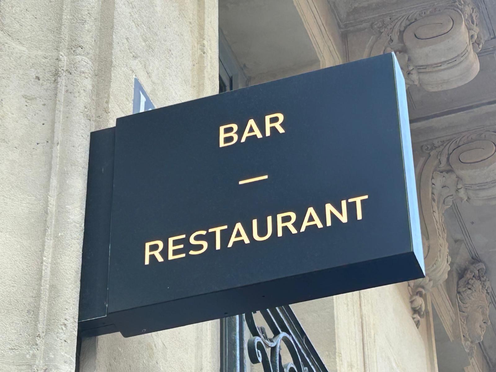 Restaurant, Enseigne drapeau · Caisson lumineux, Paris 7e