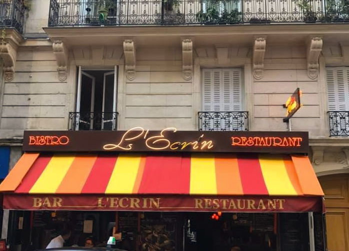 Enseigne lumineuse, store et drapeau, bistro, Paris 13e
