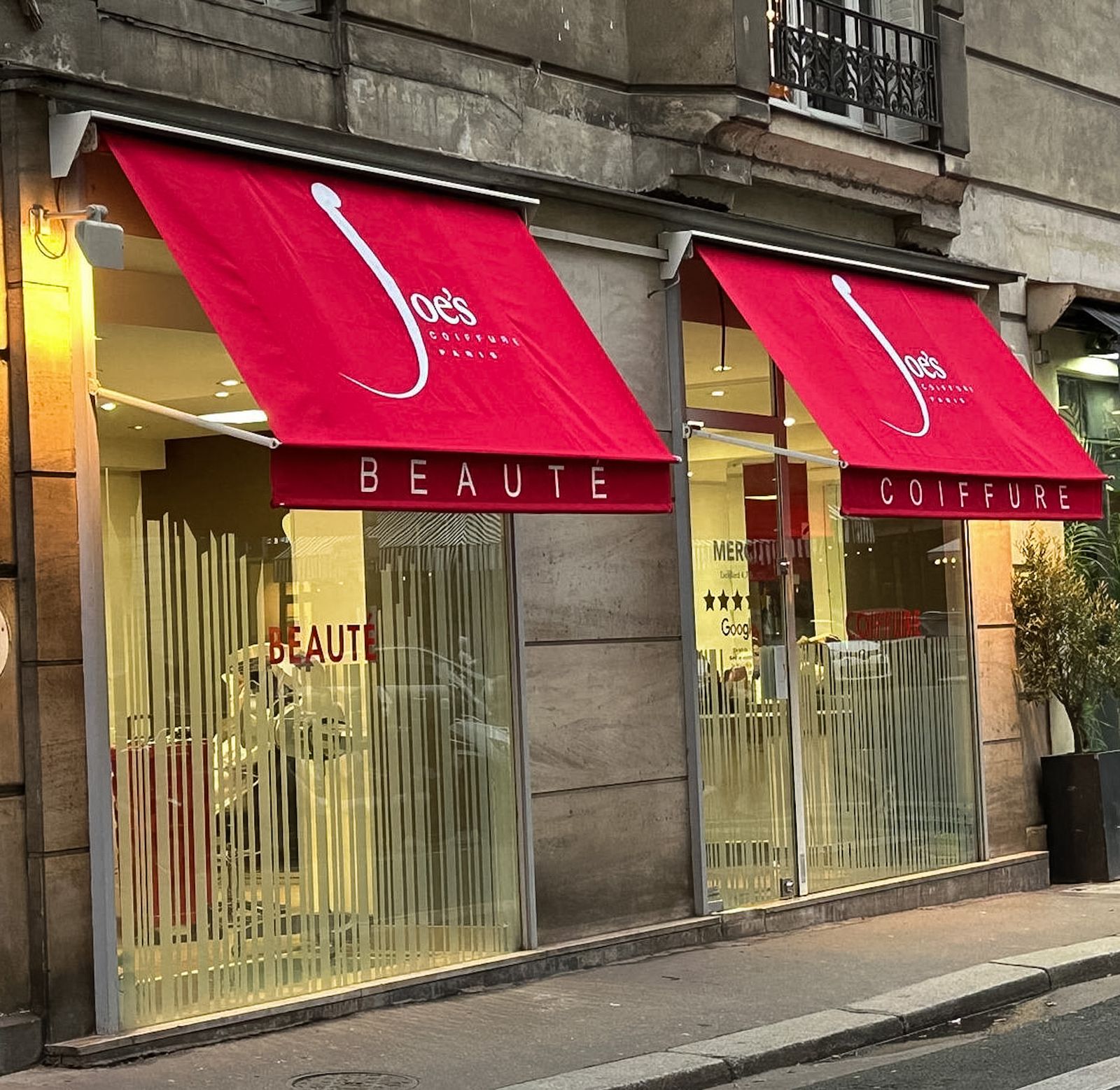 Store banne rouge, coiffure et beauté, Paris 2e